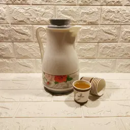 ترمس قهوة عربية مع التمر